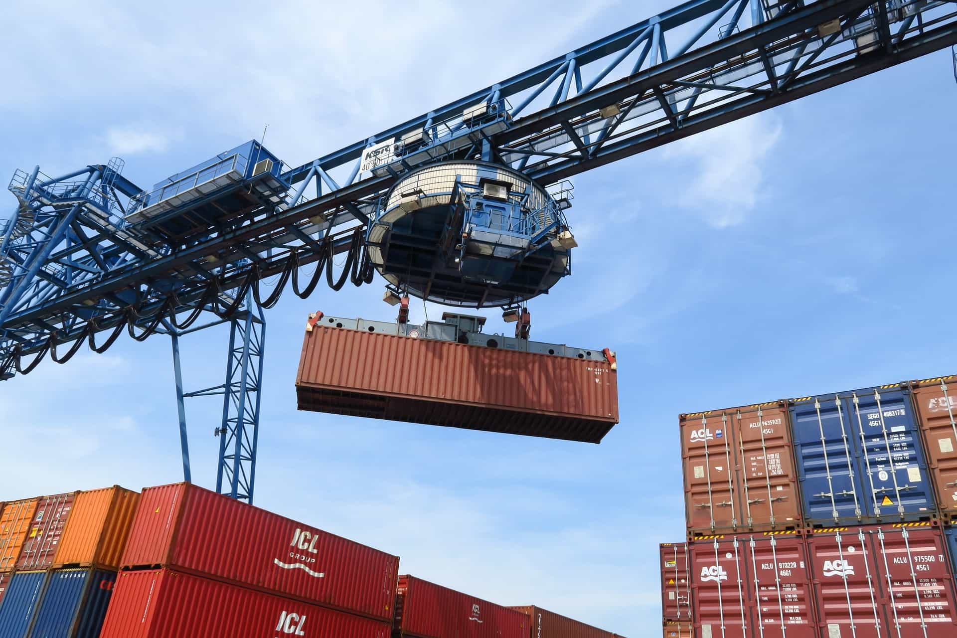 Moving Overseas with Shipping Containers