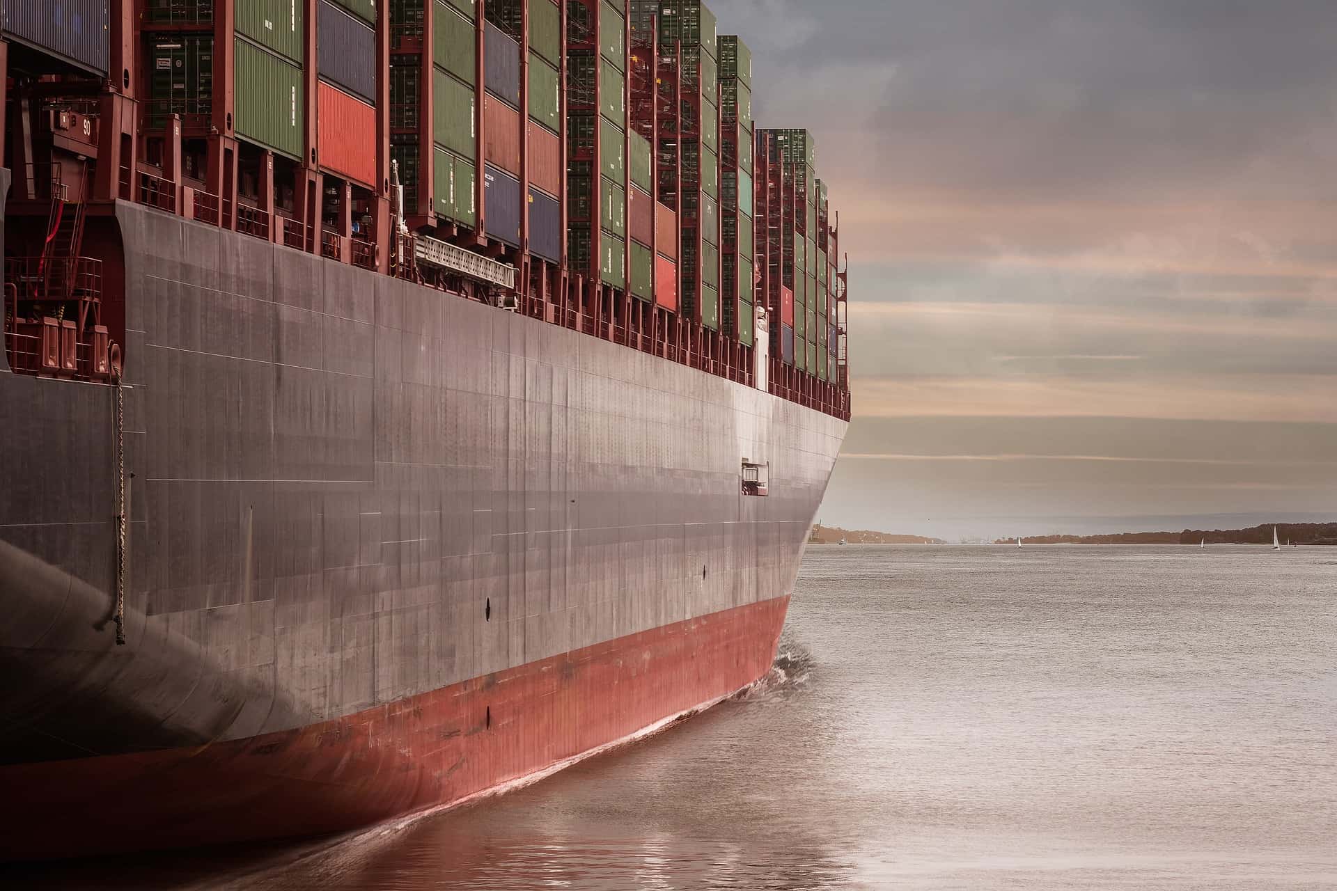 The Differences Between Shipping via Sea and Air Freight