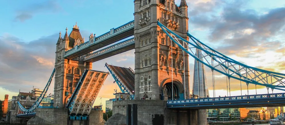 Australians Moving to England